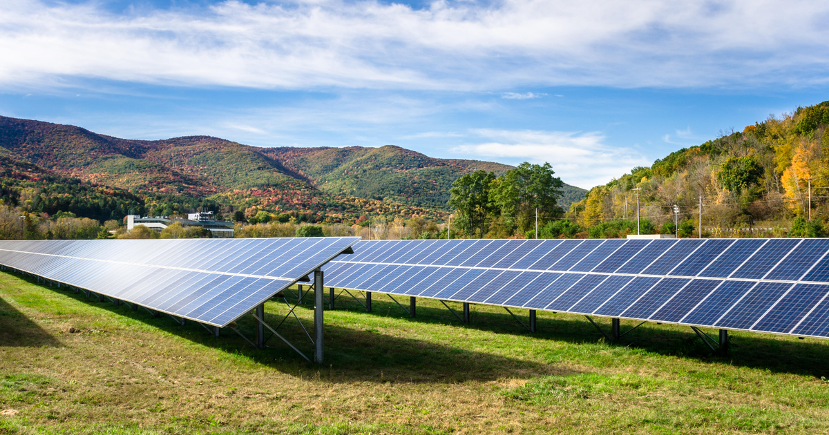 Rows_of_solar_panels_in_a_field_in_the_Mountains_on_a_sunny_autumn_day.jpg